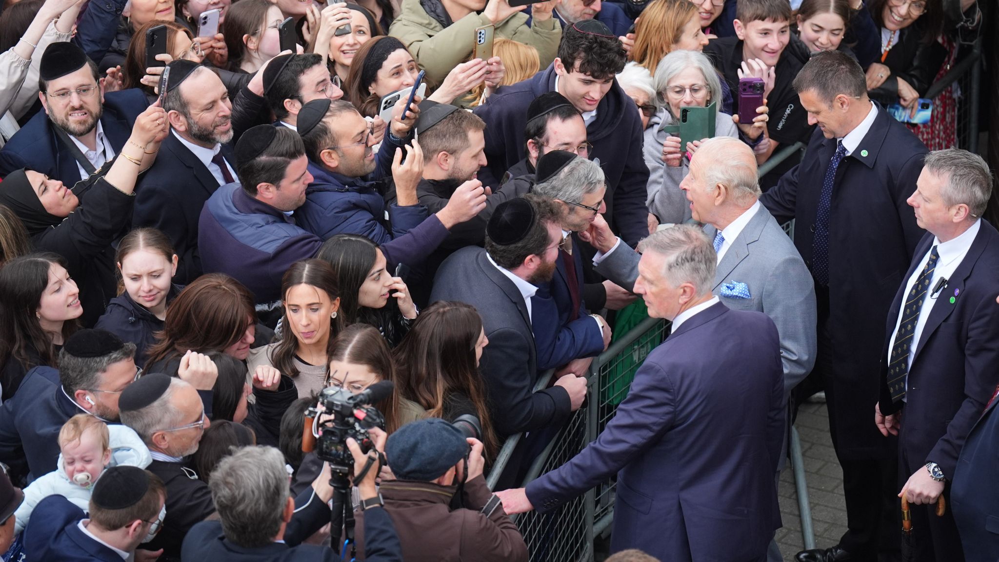 King visits Golders Green to show solidarity with Jewish community